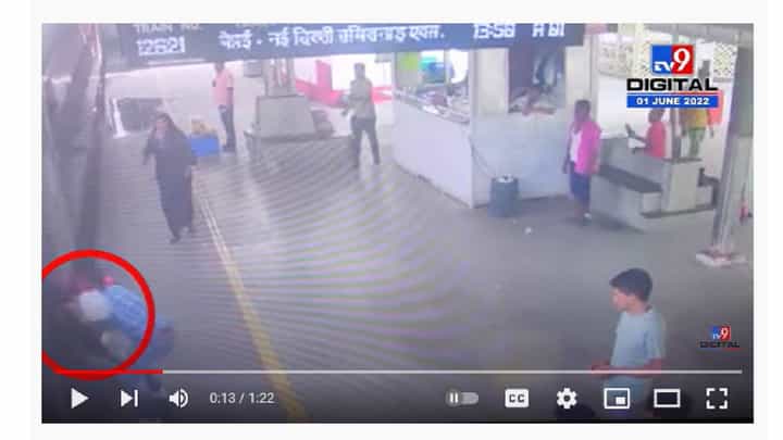 Nagpur CCTV | मृत्यच्या जबड्यात जाणाऱ्या महिलेला आरपीएफ जवानाने वाचवले Nagpur CCTV | मृत्यच्या जबड्यात जाणाऱ्या महिलेला आरपीएफ जवानाने वाचवले