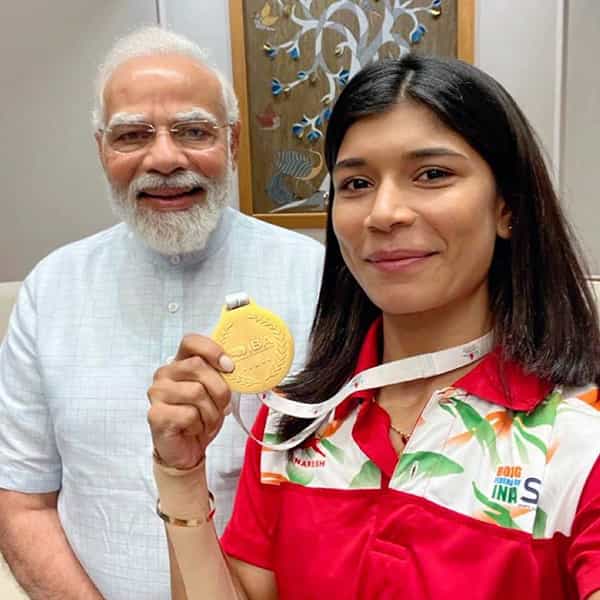 भारतीय स्टार बॉक्सर निकहत जरीनने बुधवारी पंतप्रधान नरेंद्र मोदी यांची भेट घेतली. अलीकडेच वर्ल्ड चॅम्पियन बनून भारतात निकहत जरीन परतली आहे. निकहतसाठी अनेक सन्मान सोहळे भारतात झाले आहेत. आता निकहतची खास पंतप्रधान मोदी यांच्यासोबत संवाद झालाय.