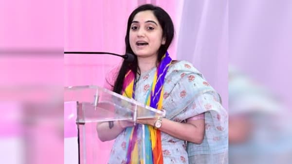 Nupur Sharma : नुपूर शर्मांच्या अडचणी वाढल्या, पुण्यातल्या कोंढवा पोलिसांत गुन्हा दाखल; धार्मिक भावना दुखावणारं केलं होतं वक्तव्य