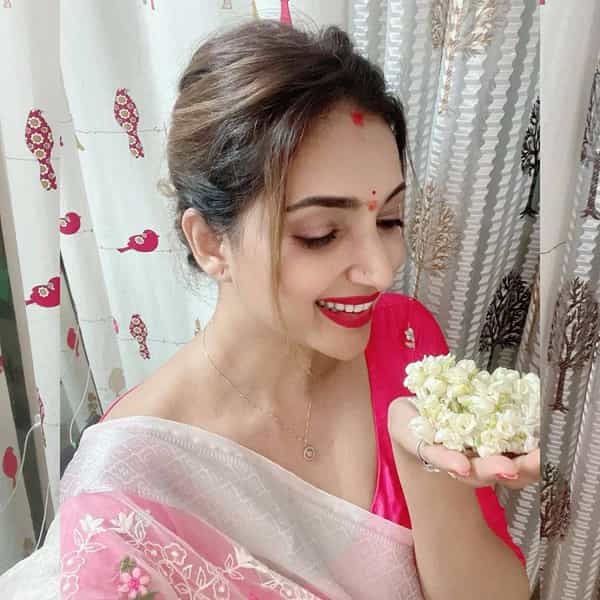 अभिनेत्री रुपाली भोसले हिने तिच्या इन्स्टाग्रामवर फोटो शेअर केलेत. यात तिने साडी नेसली आहे. तिचे हे साडीतले फोटो चांगलेच पसंत केले जात आहेत.