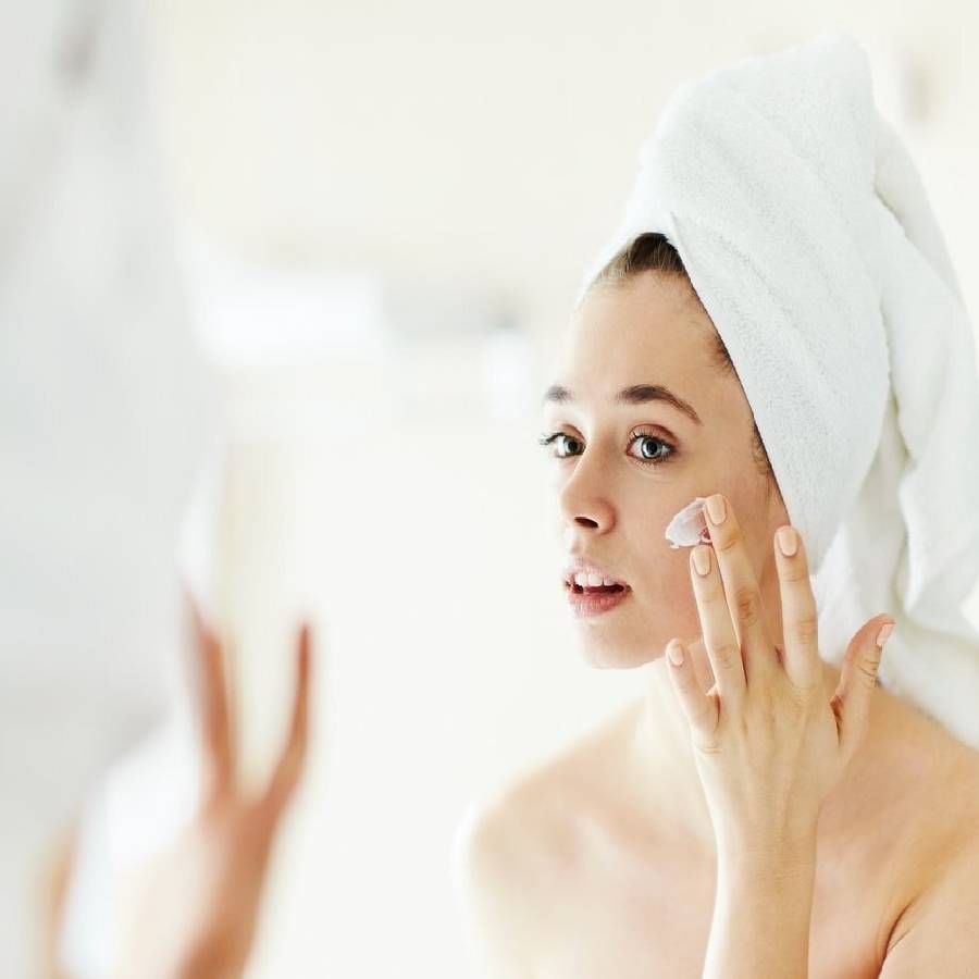 Makeup myths : मेकअप च्या बाबतीत पसरलेल्या ‘या’ गैरसमजांवर अनेकदा विश्वास करतात महिला; जाणून घ्या, मेकअपशी संबधित ‘हे’ गैरसमज!