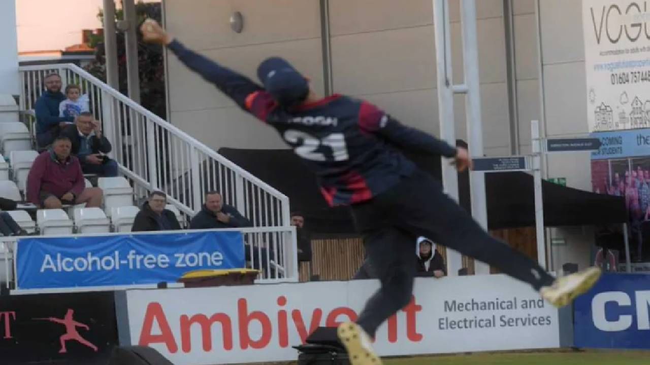 T 20 Blast: अविश्वसनीय! कौतुकाचे शब्द कमी पडतील, इतका जबरदस्त कॅच, भावा हा VIDEO बघच T 20 Blast: अविश्वसनीय! कौतुकाचे शब्द कमी पडतील, इतका जबरदस्त कॅच, भावा हा VIDEO बघच