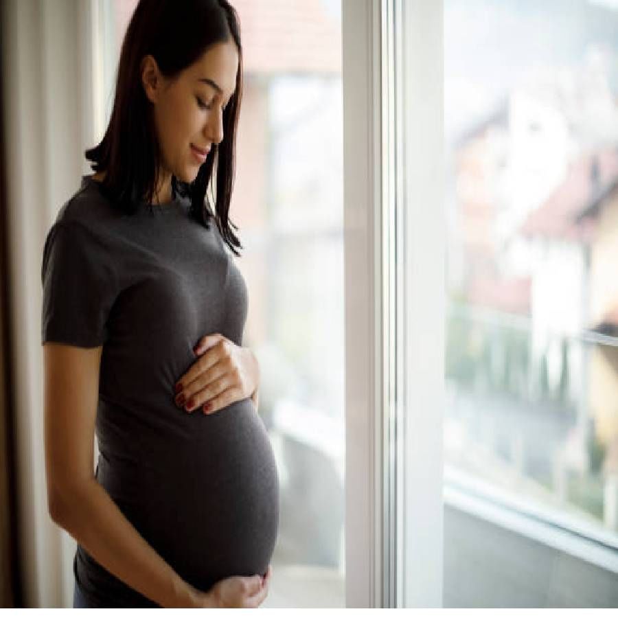 आज आपण जाणून घेणार आहोत की, गर्भवती महिलांनी नेमक्या कोणत्या गोष्टींचा आहारात समावेश करायला हवा. ज्यामुळे गर्भवती महिला आणि तिचे बाळ तंदुरूस्त राहण्यास मदत होईल. 
