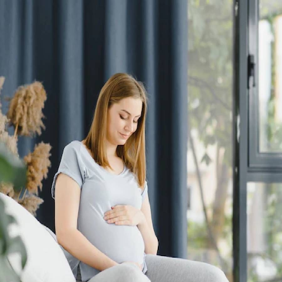 गर्भवती महिलेच्या बाळाच्या विकासासाठी डाळीतील प्रथिने अत्यंत महत्त्वाची असतात. शरीरात प्रथिनांचा पुरवठा करण्यासाठी तुम्ही डाळींचे सेवन करू शकता. प्रथिनाशिवाय त्यात फॉलिक अॅसिड, फायबर आणि कॅल्शियम असते.