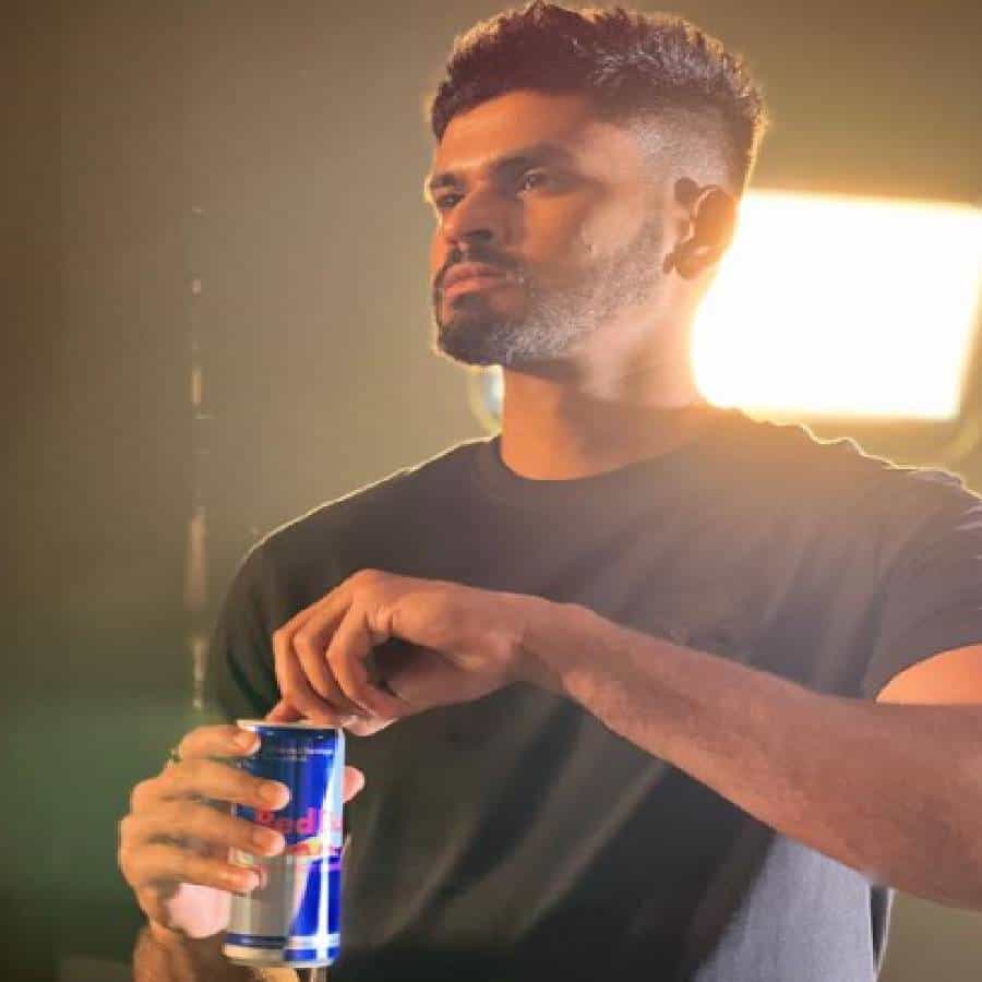कोलकाता नाइट रायडर्सचा कॅप्टन श्रेयस अय्यर आपल्या स्टायलिश अंदाजासाठी ओळखला जातो. IPL 2022 नंतर श्रेयस अय्यरने आपल्या लग्जरी लाइफस्टाइलसाठी एक शानदार गाडी विकत घेतली आहे.