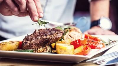 Hotel Food : ग्राहकांना मोठा दिलासा! हॉटेलच्या खाद्यपदार्थांवर यापुढे सेवाशुल्क नाही! लवकरच नवी नियमावली