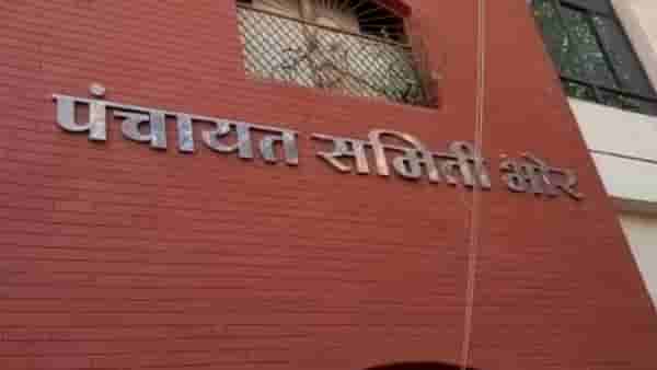Bhor Panchayat Samiti ; भोरमध्ये ग्रामसेवकांचं कामबंद आंदोलन; नागरिकांना कागदपत्रे मिळण्यासाठी मारावे लागतायत हेलपाटे