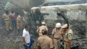 गोवा-हैदराबाद ट्रव्हल्स बसला भीषण अपघात, अपघातानंतर ट्रव्हल्सच्या गाडीने घेतला पेट, 7 जण जागीच ठार, 13 जण गंभीर जखमी