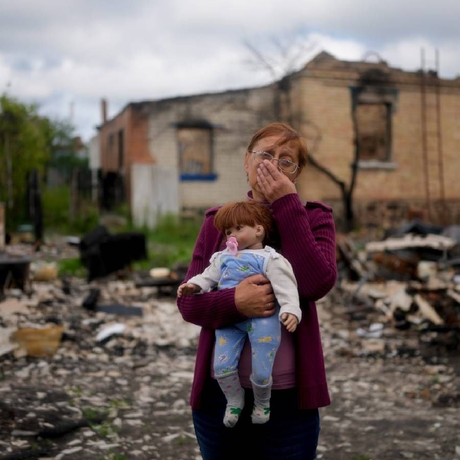 युद्धामुळे शहराची  झालेले  छिन्न विच्छिन्न अवस्था ,गमावलेला आप्तेय   हे सगळं बघून  युक्रेन नागरिकांना अश्रू अनावर  होत आहेत. 
