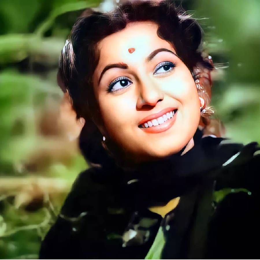 नूतनने 1956 मध्ये वयाच्या अवघ्या 16 व्या वर्षी मिस इंडियाचा ताज जिंकला होता. याच स्पर्धेत तिने मिस मसुरीचा ताजही पटकावला. तिने सुरुवातीच्या काळात,  'नगीना' नावाच्या अडल्ट चित्रपटात देखील काम केले. या चित्रपटाला प्रमाणपत्र मंडळाने अडल्ट  चित्रपट प्रमाणपत्र दिले होते.  ज्यामुळे अभिनेत्री स्वतः तिचा चित्रपट पाहू शकली नव्हती.