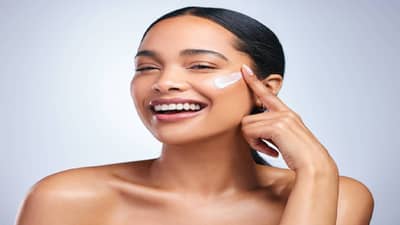 त्वचेवरील ब्लॅकहेड्स, व्हाइटहेड्स आणि पिंपल्स दूर करण्यासाठी वापरा ‘सॅलिसिलिक ऍसिड’ ; जाणून घ्या, या ऍसिडचा काय होतो उपयोग!