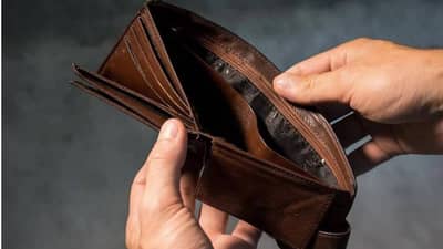 Money attraction: कुटुंबातल्या गेलेल्या व्यक्तींचे फोटो पाकिटात ठेवता?; मग हे नक्की वाचा!