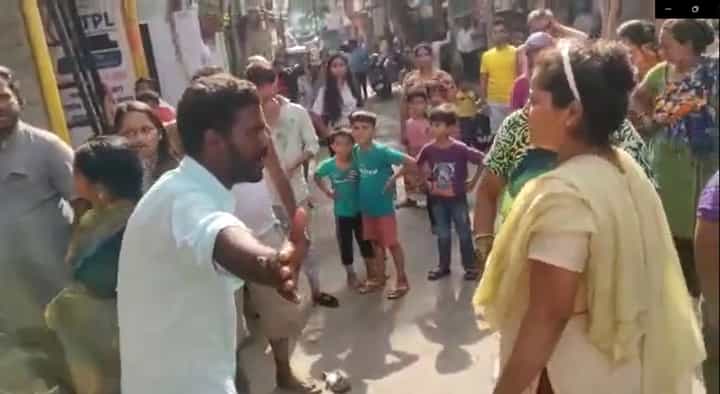 Video : पोलिस स्टेशनसमोर तीन तरुणींनीचा राडा, व्हीडिओ व्हायरल... Video : पोलिस स्टेशनसमोर तीन तरुणींनीचा राडा, व्हीडिओ व्हायरल...