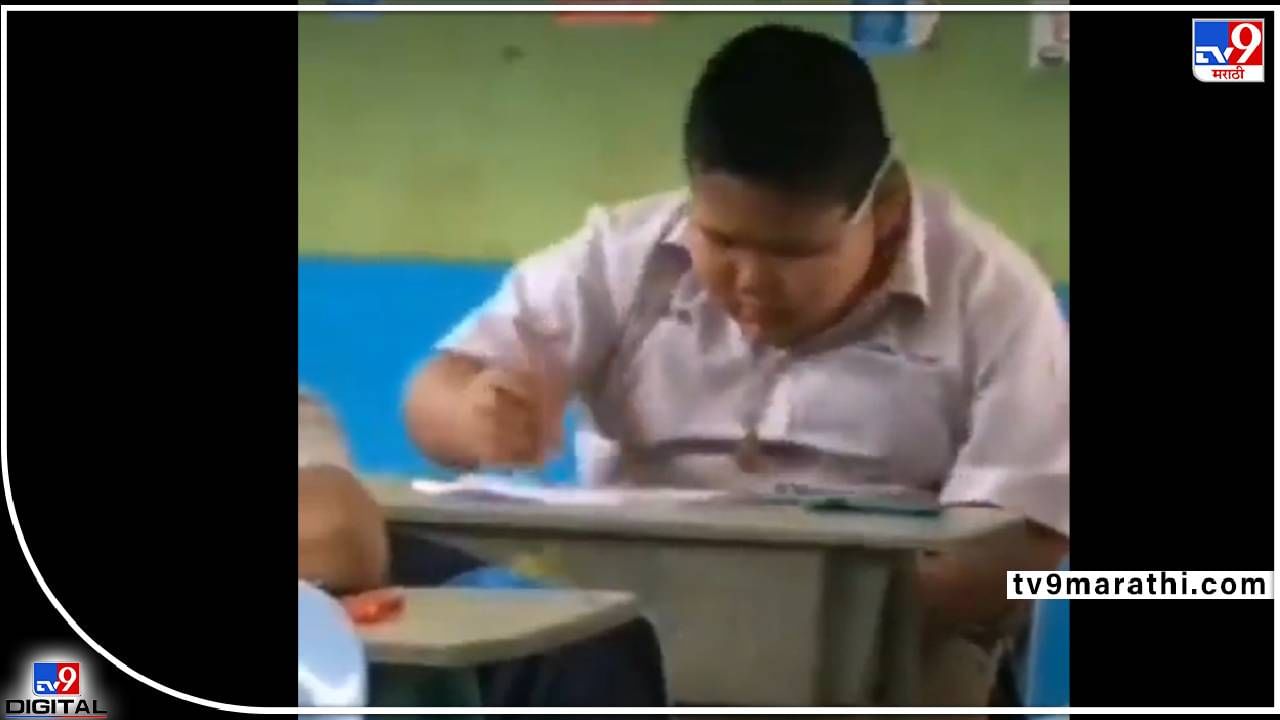 Viral Video: काय करावा, एक एक नग आहेत भो! पेपर सोडवण्याची निंजा टेकनिक बघा या साहेबांची ! Viral Video: काय करावा, एक एक नग आहेत भो! पेपर सोडवण्याची निंजा टेकनिक बघा या साहेबांची !