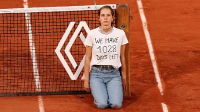 VIDEO : पर्यावरणवादी तरुणीचा प्रताप, बळजबरीने फ्रेंच ओपनमध्ये घुसली, गळ्यातली साखळी जाळीला बांधली, व्हिडीओ व्हायरल