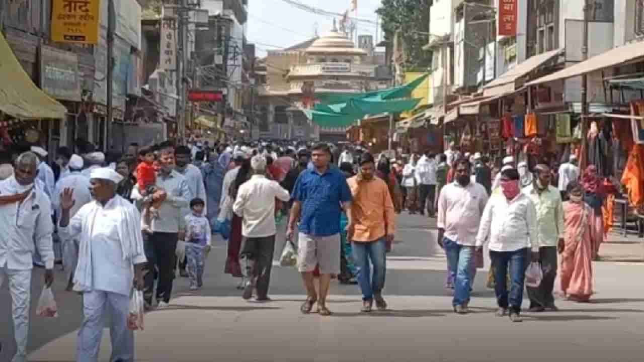 Pandharpur Vitthal Mandir : लॉकडाऊनची भीती असलेल्या भक्तांची विठू चरणी धाव, दर्शनासाठी लागल्या तासंतास रांगा