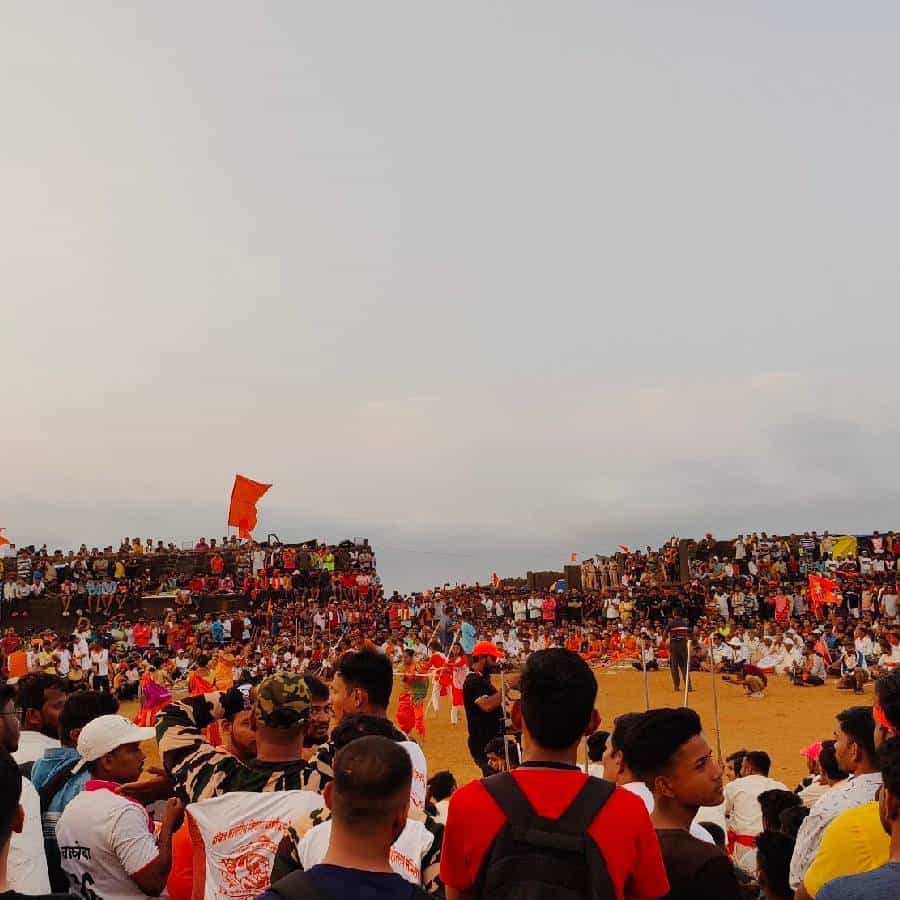महाराष्ट्राचे श्रद्धास्थान असलेल्या छत्रपती शिवाजी महाराजांच्या राज्याभिषेकाचा सोहळा आज किल्ले रायगडावर संपन्न होत या सोहळ्याच्यानिमित्ताने किल्ले रायगडावर शिवप्रेमींची अलोट गर्दी जमलेली आहे
