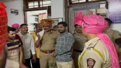 Video : खाकीलाही रडू येतं! पोलीस निरीक्षकाला निरोप देताना अख्खा गाव गहिवरला, अश्रू ढासळतच मिरवणूकही काढली!