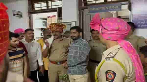 Video : खाकीलाही रडू येतं! पोलीस निरीक्षकाला निरोप देताना अख्खा गाव गहिवरला, अश्रू ढासळतच मिरवणूकही काढली!