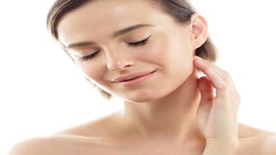 चेहऱ्यावरील डाग आणि पिंपल्स दूर करण्यासाठी ‘तुळशी’ च्या पानांपासून तयार केलेले ‘फेसपॅक’ वापरून पहा; तुम्हाला, मिळेल सुंदर आणि डागविरहीत त्वचा!