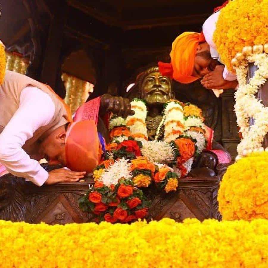 रायगडावर शिवराज्याभिषेक दिनाचा सोहळा सोमवारी मोठ्या उत्साहात साजरा झाला. कोरोना प्रादुर्भावामुळे दोन वर्षे रायगडावर हा सोहळा होऊ शकला नाही. मात्र, यंदा शिवप्रेमींनी मोठ्या थाटामाटात शिवराज्याभिषेकाचा सोहळा पार पाडला.