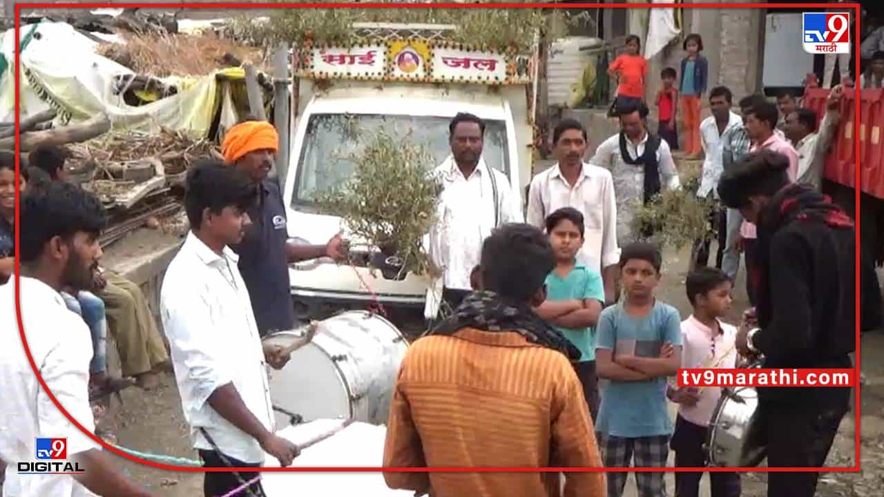 Washim : शेतकऱ्याचा नाद खुळा..! टोमॅटोची विक्री अन् झाडांची ढोल-ताशाच्या गजरात मिरवणूक, आता आयुष्यभर टोमॅटोची लागवड