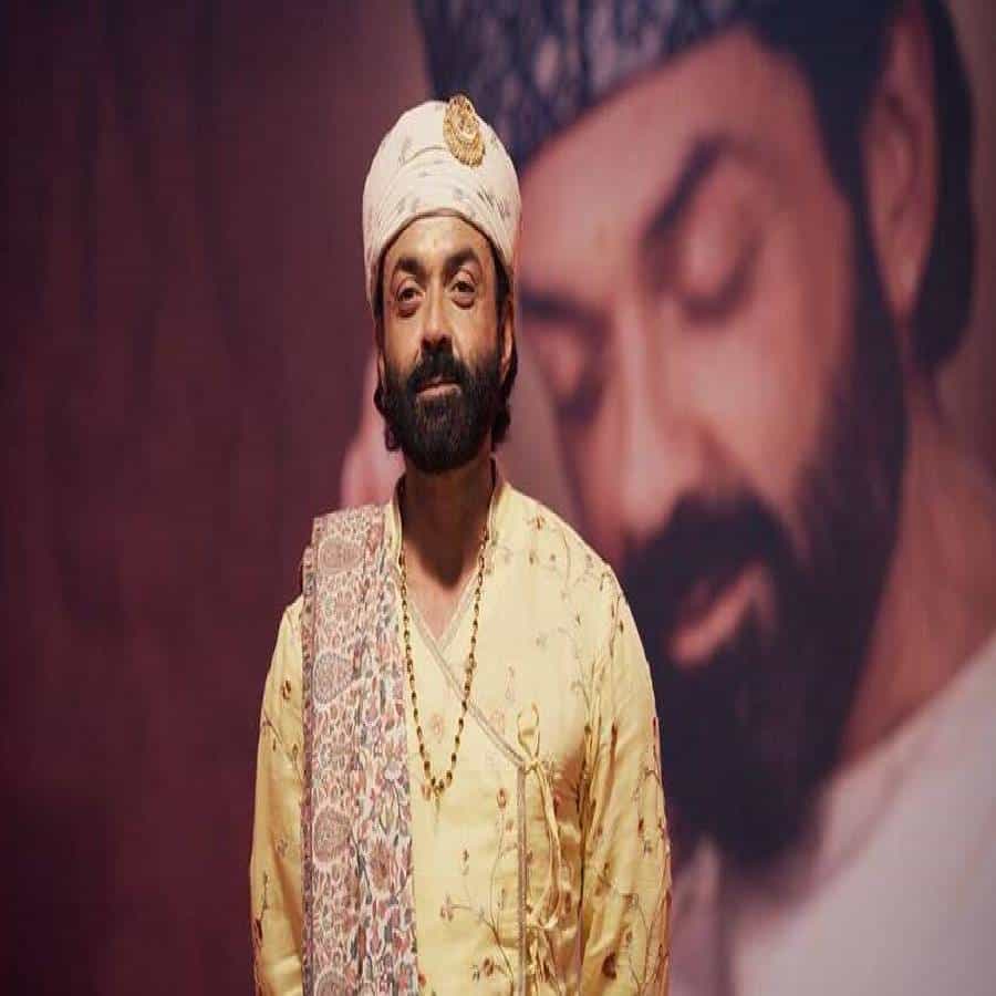 प्रकाश झा यांनी दिग्दर्शित केलेल्या आश्रम वेब सीरीजची सध्या बरीच चर्चा आहे. आश्रमचा 3 भाग MX Player वर रिलीज झाला आहे. समाजकारण, राजकारणावर आधारित असलेल्या या वेब सीरीजमध्ये अनेक बोल्ड सीन्सही आहेत.