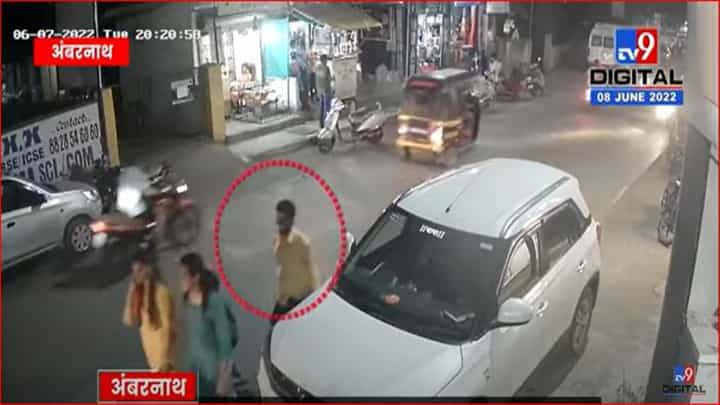 विद्यार्थिनीची सोनसाखळी ओढली, घटना सीसीटीव्हीमध्ये कैद विद्यार्थिनीची सोनसाखळी ओढली, घटना सीसीटीव्हीमध्ये कैद