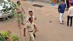 Pune crime : लाचखोर तलाठी जाळ्यात! चार हजार रुपये घेताना पुण्याच्या टोकावडेतल्या तलाठ्याला 'लाचलुचपत'नं रंगेहात पकडलं