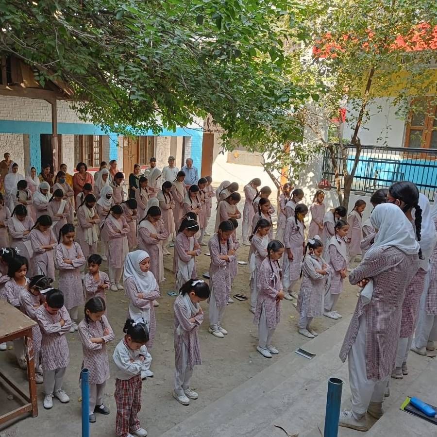 जम्मू-काश्मीरमधील सर्व शाळांनी गुरुवारी शिक्षिका रजनी बाला यांना श्रद्धांजली वाहिली. शिक्षिका रजनी बाला यांच्या स्मृतीप्रित्यर्थ सर्व शासकीय शाळांमध्ये विद्यार्थी व कर्मचाऱ्यांनी दोन मिनिटे मौन पाळत श्रद्धांजली आहे. 
