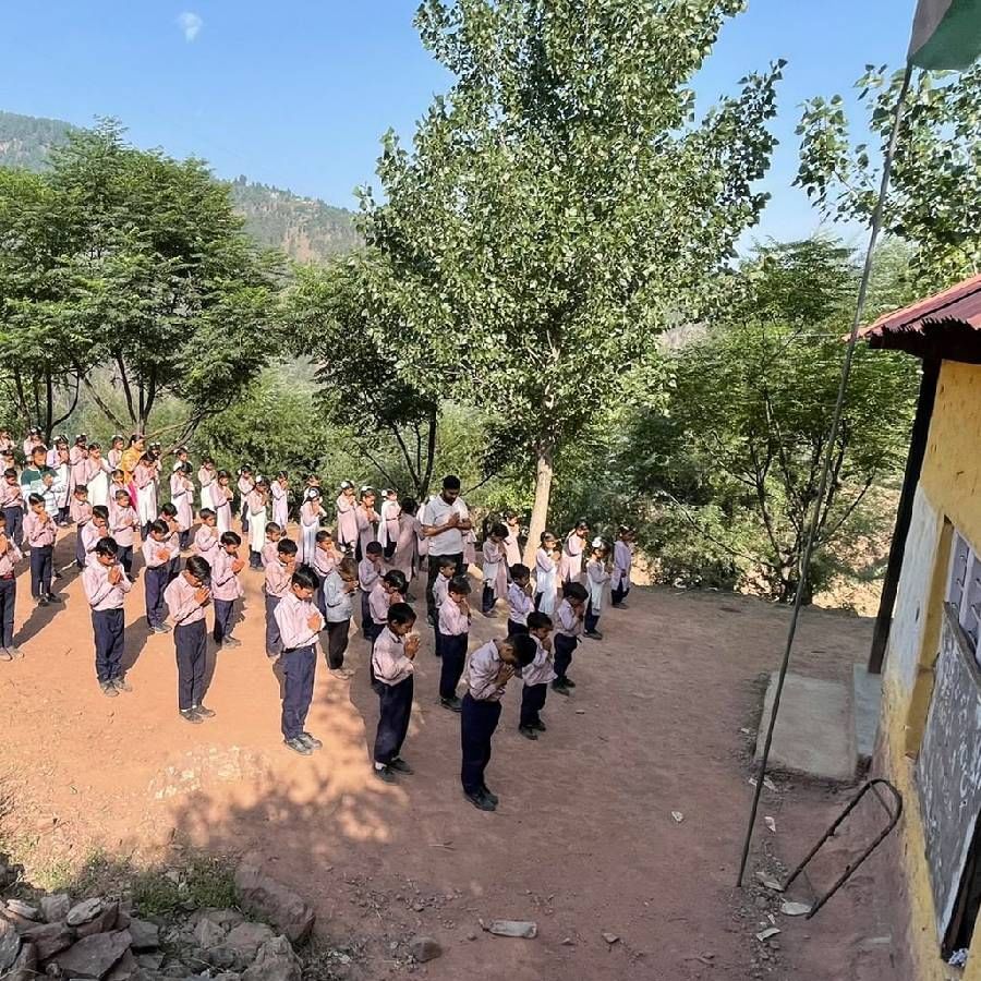 31 मे रोजी दक्षिण काश्मीरमधील कुलगाम जिल्ह्यातील गोपालपोरा हायस्कूलमध्ये शिक्षिका रजनी बाला यांची दहशतवाद्यांनी गोळ्या झाडून हत्या केली होती. शिक्षकाच्या मृत्यूनंतर राज्यातील सर्व शाळांमध्ये विधानसभेत दोन मिनिटे मौन पाळण्यात आले.

