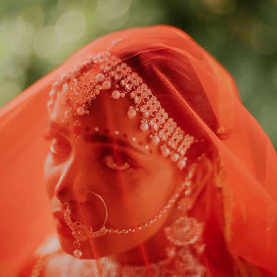 Khudse mohabbat me pad gai, Kal mai apni hi dulhan bangai...असे कॅप्शन तिने आपल्या नववधूच्या फोटोला देत फोटो शेअर केले आहेत.