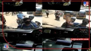 तरुणाने बेस्ट बसची काच फोडली…व्हिडिओ व्हायरल; तरुणाला पोलिसांनी केली अटक