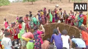 Khadial village water crises : मेळघाटात एक बादली पाणी मिळवण्यासाठी जीवघेणा संघर्ष ; जीव धोक्यात मिळवत आहेत पाणी
