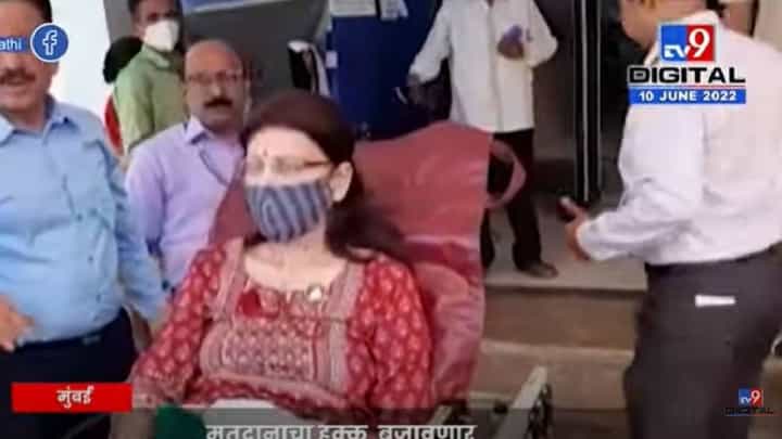 MLA Mukta Tilak: कर्करोगाच्या आजराशी झुंज तरीही आमदार मुक्ता टिळक मतदानासाठी पोहचल्या MLA Mukta Tilak: कर्करोगाच्या आजराशी झुंज तरीही आमदार मुक्ता टिळक मतदानासाठी पोहचल्या