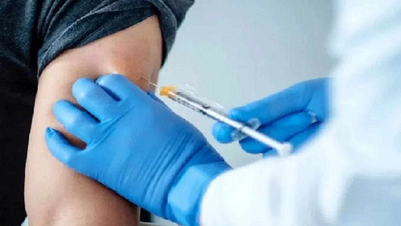 Covid vaccination : कोरोनाच्या रुग्णवाढीनंतर आता लसीकरणालाही आला वेग, बुस्टर डोस घेण्यासाठी नागरिकांची गर्दी