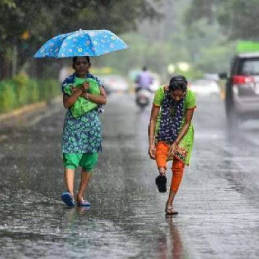 अनेकदा एक पावसाळा एका छत्रीत जाणं शक्यच नसतं. कारण आपण छत्री कुठे ना कुठे विसरतोच.  