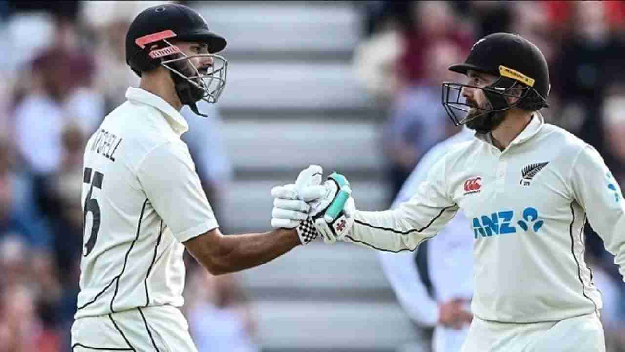 ENG vs NZ :  मिशेल आणि ब्लंडेलनं इंग्लंडला बॅकफूटवर आणलं, न्यूझीलंड पहिल्याच दिवशी 300पार