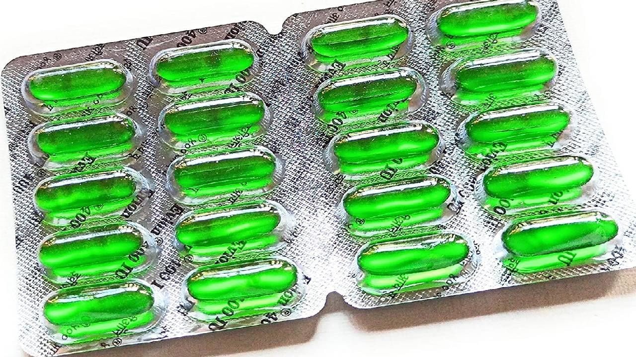 Vitamin E capsules : ‘व्हिटॅमिन ई कॅप्सूल’ वापताना तुम्हीही 'या' चुका करताय? जाणून घ्या योग्य पद्धत Vitamin E capsules : ‘व्हिटॅमिन ई कॅप्सूल’ वापताना तुम्हीही 'या' चुका करताय? जाणून घ्या योग्य पद्धत