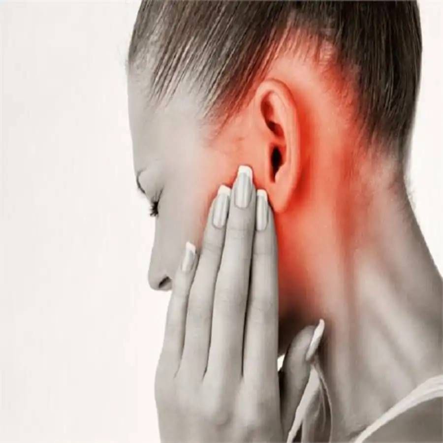 कानात दुखणं: आरोग्य तज्ज्ञांच्या मते, या गंभीर आजाराचे प्रमुख लक्षण म्हणजे कानात वेदना होणे. अशा लोकांना अनेकदा कानात वेदना होतात आणि जेव्हा ते वाढते तेव्हा पैरालाइज्डचा धोका वाढतो. 