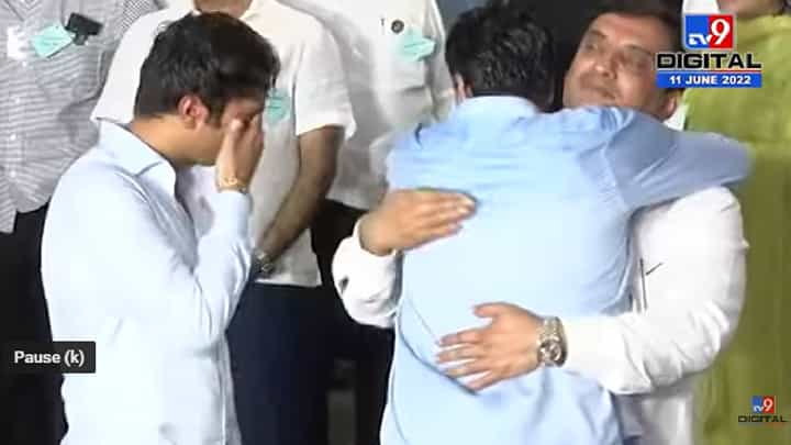 Dhananjay Mahadik यांचा मुलगा बापाच्या गळ्यात पडून ढसाढसा रडला Dhananjay Mahadik यांचा मुलगा बापाच्या गळ्यात पडून ढसाढसा रडला