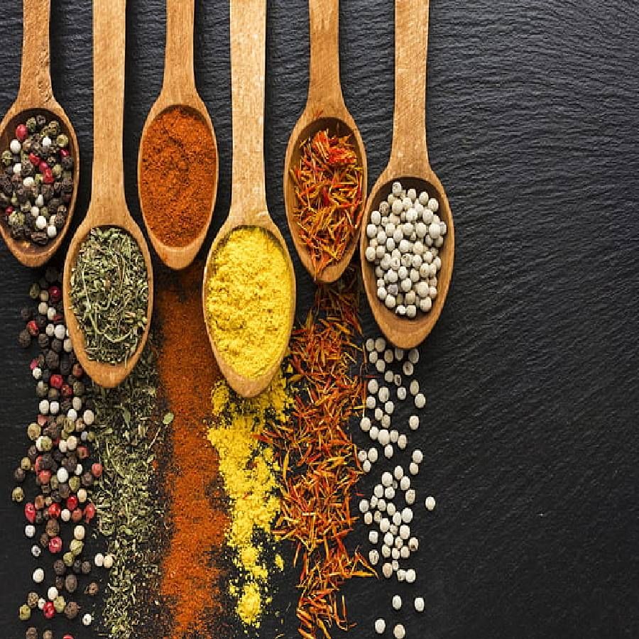 यकृताच्या चांगल्या आरोग्यासाठी तुम्ही अनेक प्रकारच्या मसाल्यांचा आपल्या आहारामध्ये समावेश करावा. तसेच हे मसाले तुम्हाला निरोगी ठेवण्यासही मदत करतात.