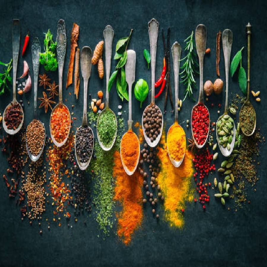 औषधी गुणधर्म असलेल्या हळदीचा वापर प्राचीन काळापासून औषध म्हणून केला जात आहे, त्यातील दाहक-विरोधी आणि सेप्टिक गुणधर्म आपल्या यकृताचे आरोग्य राखण्यासाठी उपयुक्त आहेत.