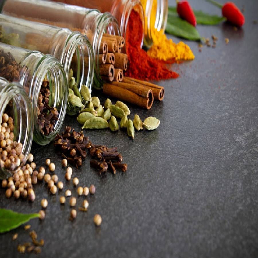 हळदीचा तुकडा घ्या आणि एका ग्लास पाण्यात उकळून सकाळी प्या, ते डिटॉक्सिफायिंग ड्रिंकचे काम करेल. तसेच तुम्ही कोमट पाण्यामध्ये अर्धा चमचा हळद टाकून सेवन करा.