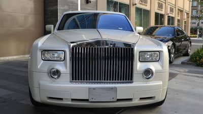 नेमकी कशामुळे रॉल्स रॉयसची किंमत पोहचते 10 ते 15 कोटींच्या घरात, काय असतं खास जाणून घ्या