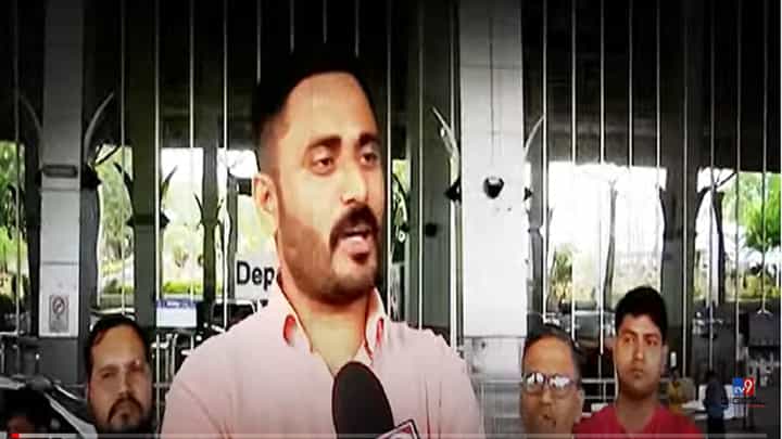 मी नाराजी उघडपणे व्यक्त केली, राज्यसभेचं पराभवाचं खापर माझ्यासह अपक्ष आमदारांवर फोडलं जातंय - देवेंद्र भुयार मी नाराजी उघडपणे व्यक्त केली, राज्यसभेचं पराभवाचं खापर माझ्यासह अपक्ष आमदारांवर फोडलं जातंय - देवेंद्र भुयार