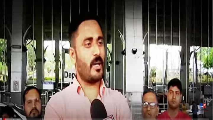 मी नाराजी उघडपणे व्यक्त केली, राज्यसभेचं पराभवाचं खापर माझ्यासह अपक्ष आमदारांवर फोडलं जातंय - देवेंद्र भुयार मी नाराजी उघडपणे व्यक्त केली, राज्यसभेचं पराभवाचं खापर माझ्यासह अपक्ष आमदारांवर फोडलं जातंय - देवेंद्र भुयार