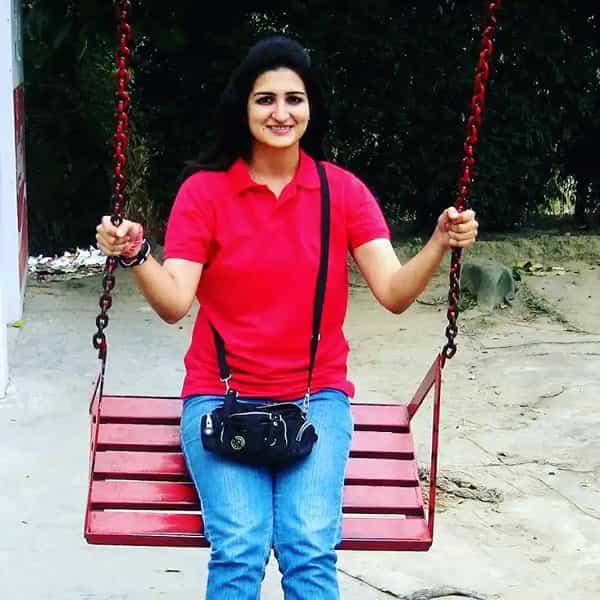कोचिंगशिवाय UPSC सारखी परीक्षा उत्तीर्ण होणे ही सोपी गोष्ट नाही. यामध्ये दिसणारे उमेदवार अनेकदा जाडजूड पुस्तके आणि मोठ्या कोचिंग सेंटरची मदत घेताना दिसतात. असे उमेदवार फार कमी आहेत जे कोणत्याही कोचिंगच्या मदतीने एवढी मोठी परीक्षा तर देत नाहीतच, तर तरुणांना टॉपर बनून प्रेरणा देतात. असेच एक नाव आहे इशिता राठी (UPSC Topper Ishita Rathi), उत्तर प्रदेशातील बागपत जिल्ह्यातील रहिवासी.