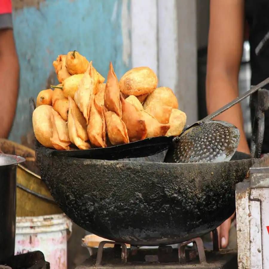 अनेक वेळा लोक फूड कॉम्बिनेश ट्राय  करण्याच्या नादात स्वत:च नुकसान करून ठेवतात. यामुळे आरोग्याच्या अनेक समस्या उद्भवू लागतात, त्यापैकी सर्वात सामान्य म्हणजे वजन वाढणं. जाणून घ्या कोणते फूड कॉम्बिनेशन्स तुम्ही ट्राय करू नये.