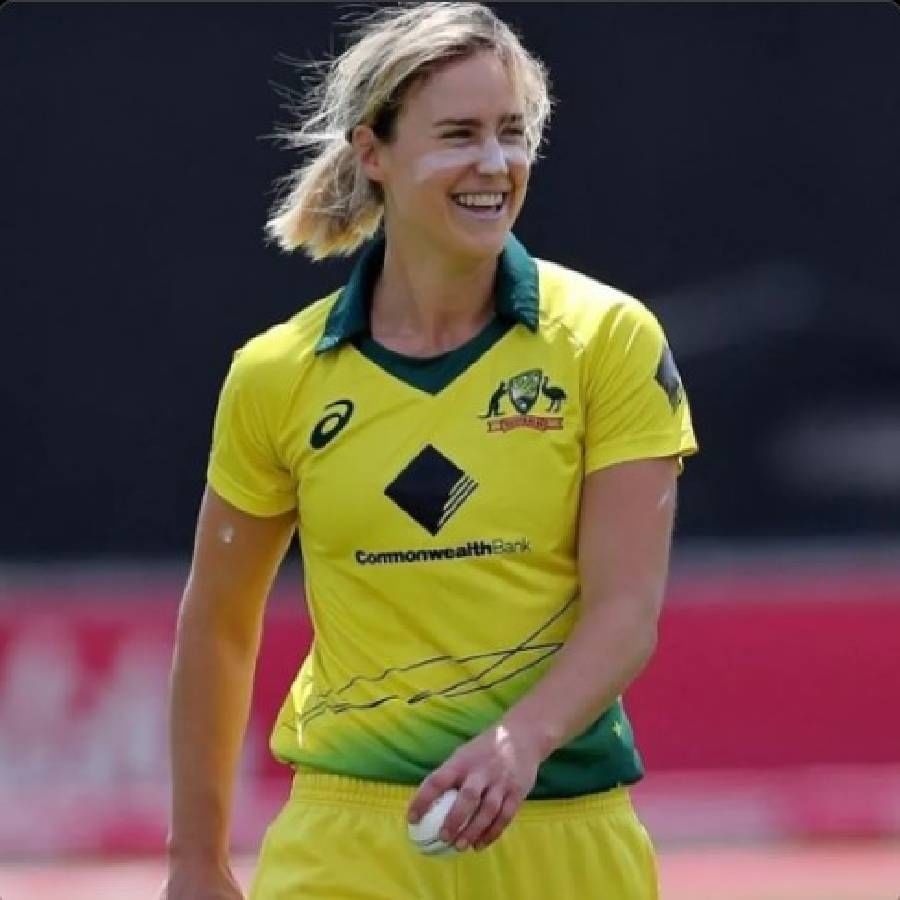 ऑस्ट्रेलियाची एलिसा पेरी देखील सुंदरतेत कमी नाही. एलिसाने आपल्या खेळाने क्रिकेटविश्वास वेगळं स्थान निर्माण केलं आहे. खेळासोबत तिने आपल्या सुंदरतेनं चाहत्यांना घायाळ केलं आहे. एलिसाने ऑस्ट्रेलियासाठी 10 कसोटी सामने, 128 एकदिवसीय सामने आणि 126 टी-20 सामने खेळले आहेत. (Pic Credit Ellyse Perry)